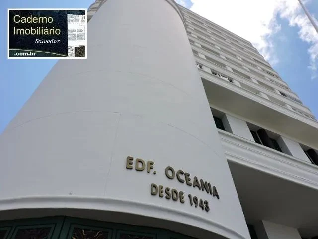 Fotografia em ângulo baixo da fachada branca de um edifício alto, com o letreiro "EDF. OCEANIA" e "DESDE 1943" visível.